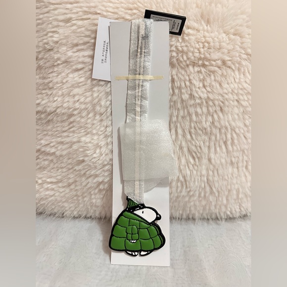 kate spade x snoopy puffer key charm (green) - Picture 3 of 8